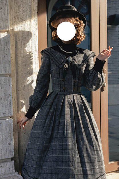 Finely Styled Dress with a Classic Vintage Look