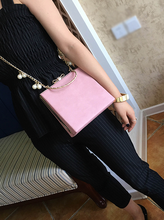 Classic Cameo Pearl Chain Bag