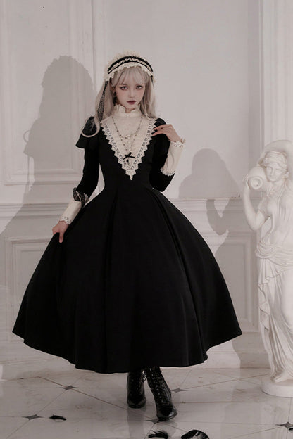 Beautifully Finished Dress in a Timeless Design