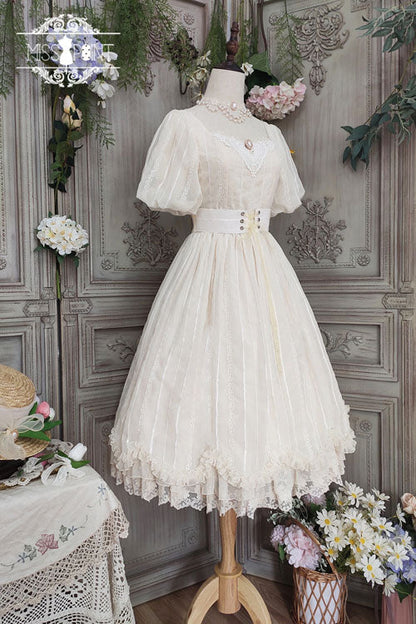 Finely Styled Dress with a Classic Vintage Look