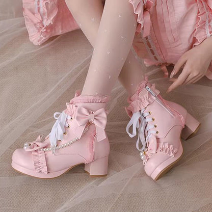 Effortlessly Elegant Boots with a Timeless Design