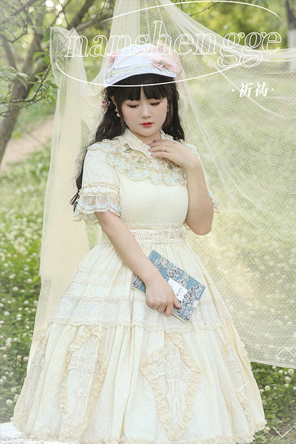 Beautifully Finished Dress in a Timeless Design