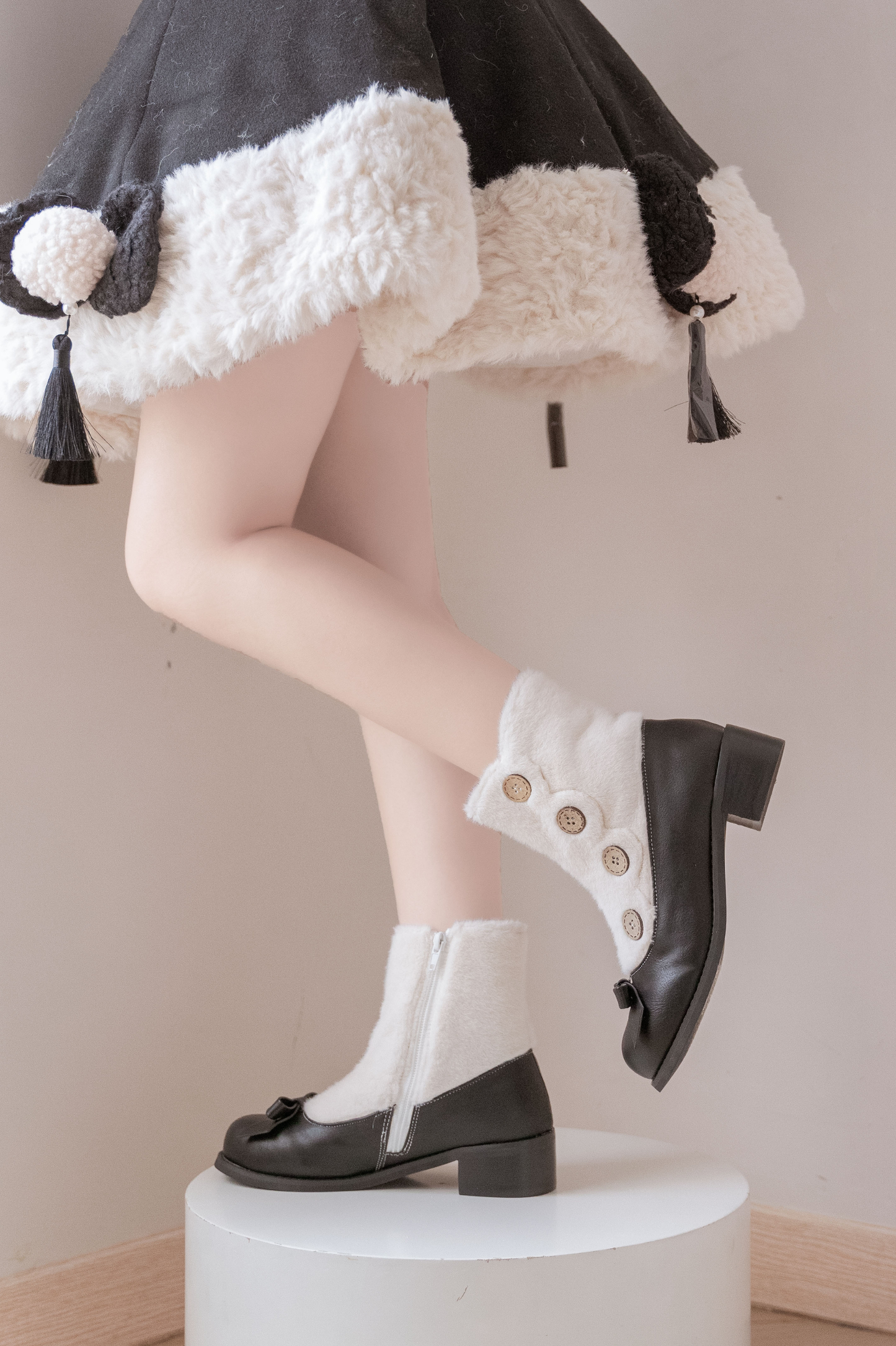 [pre-order] Retro Button Fur Socks Cover Fake Design Boots