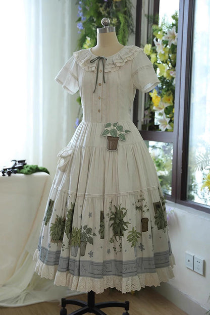Beautifully Finished Dress in a Timeless Design