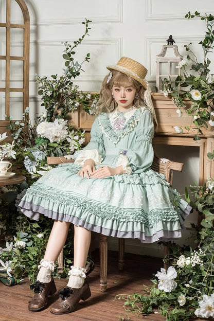 Finely Styled Dress with a Classic Vintage Look