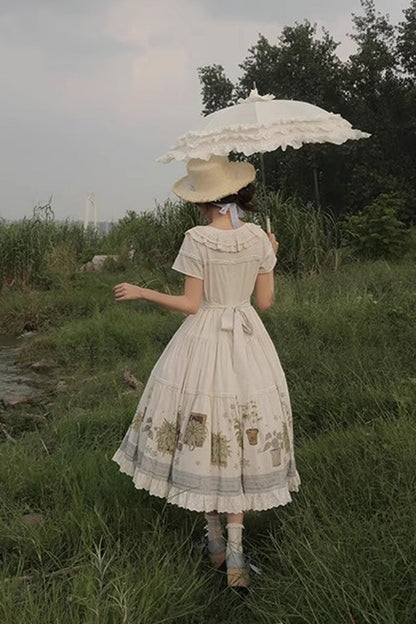 Beautifully Finished Dress in a Timeless Design