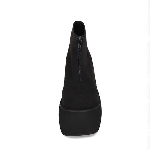 Beautifully Finished Boots in a Timeless Design