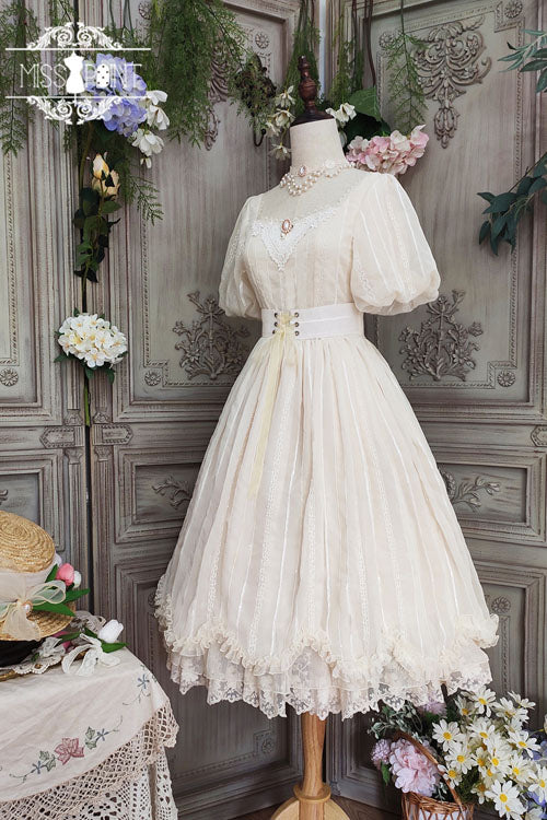 Finely Styled Dress with a Classic Vintage Look