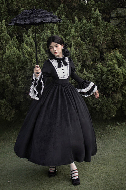 Beautifully Finished Dress in a Timeless Design