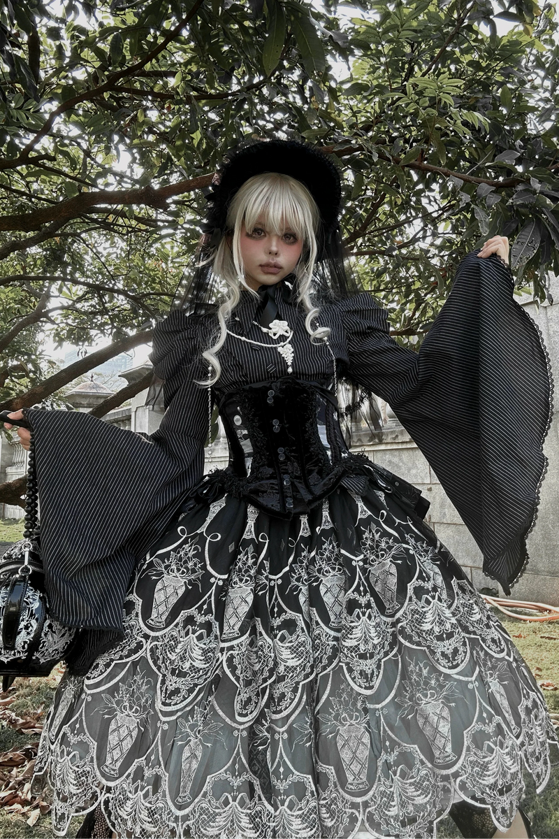 [pre-order Deadline: April 13] Piano Stripe Gothic Lolita Volume Puff Flare Sleeve Shirt Type A/b