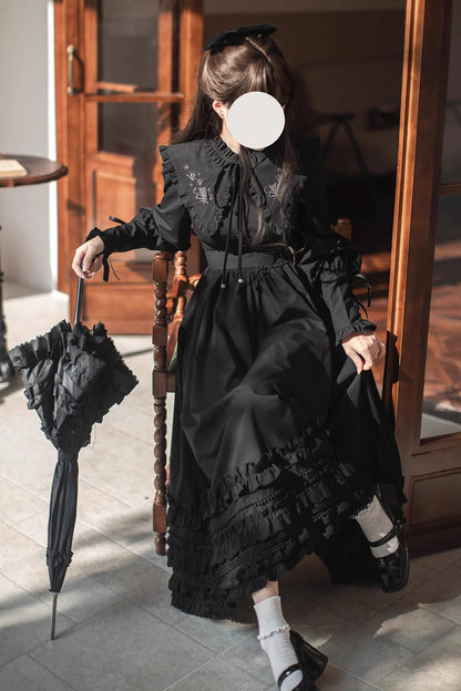 Subtly Elegant Dress with a Refined Vintage Look
