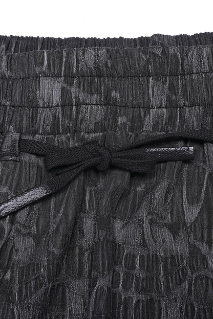 Effortlessly Elegant Pants with a Timeless Design