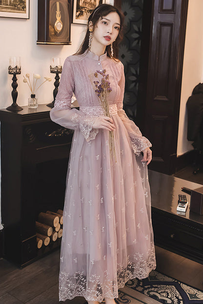 Finely Styled Dress with a Classic Vintage Look