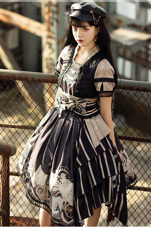 Finely Styled Dress with a Classic Vintage Look