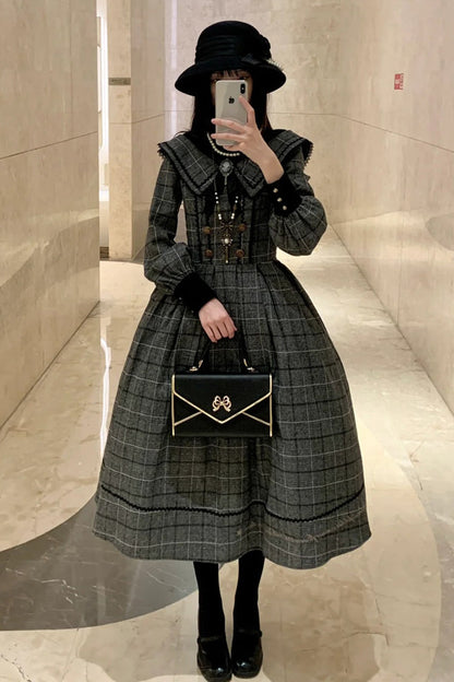 Finely Styled Dress with a Classic Vintage Look