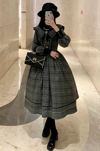 Finely Styled Dress with a Classic Vintage Look