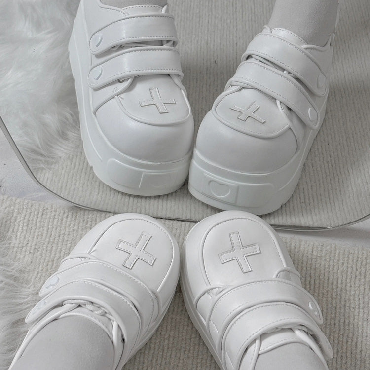 Effortlessly Elegant Shoes with a Timeless Design
