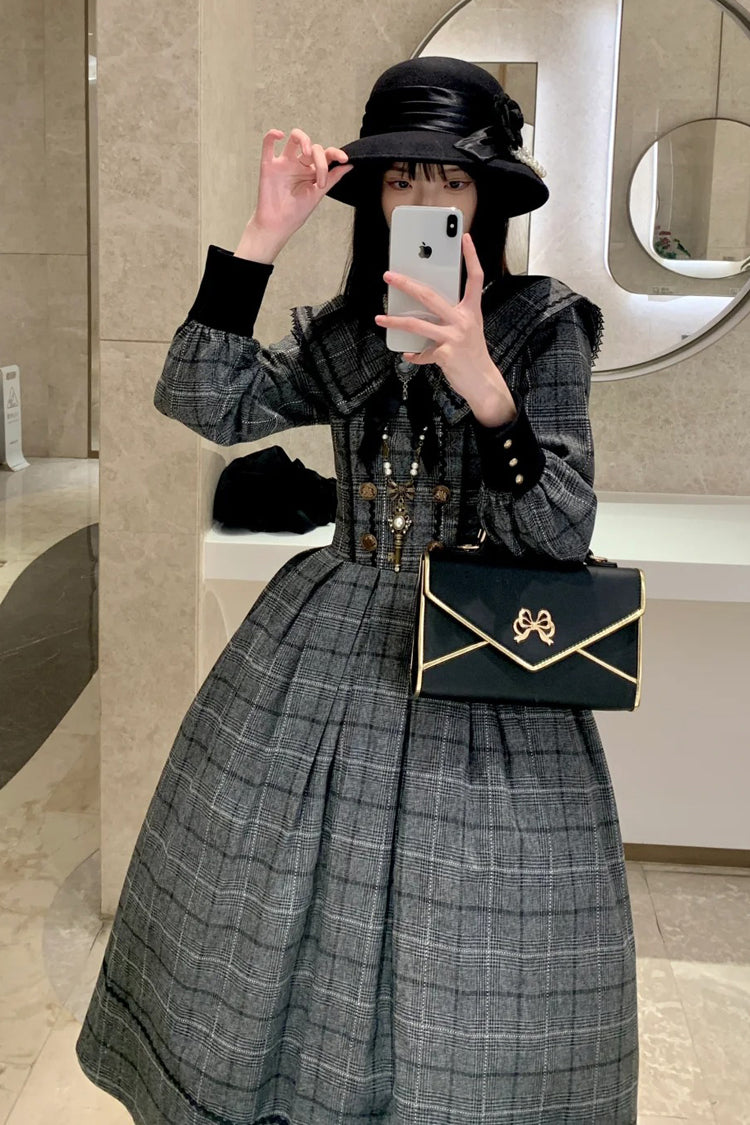 Finely Styled Dress with a Classic Vintage Look