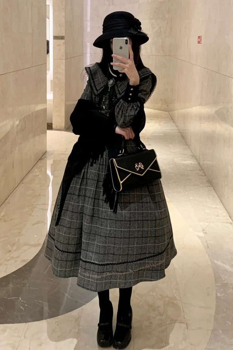 Finely Styled Dress with a Classic Vintage Look